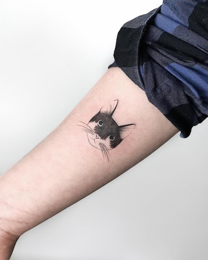 Katzen Tattoo am Unterarm, kleines schwarzes Arm Tattoo, Frauen Tattoos Ideen 