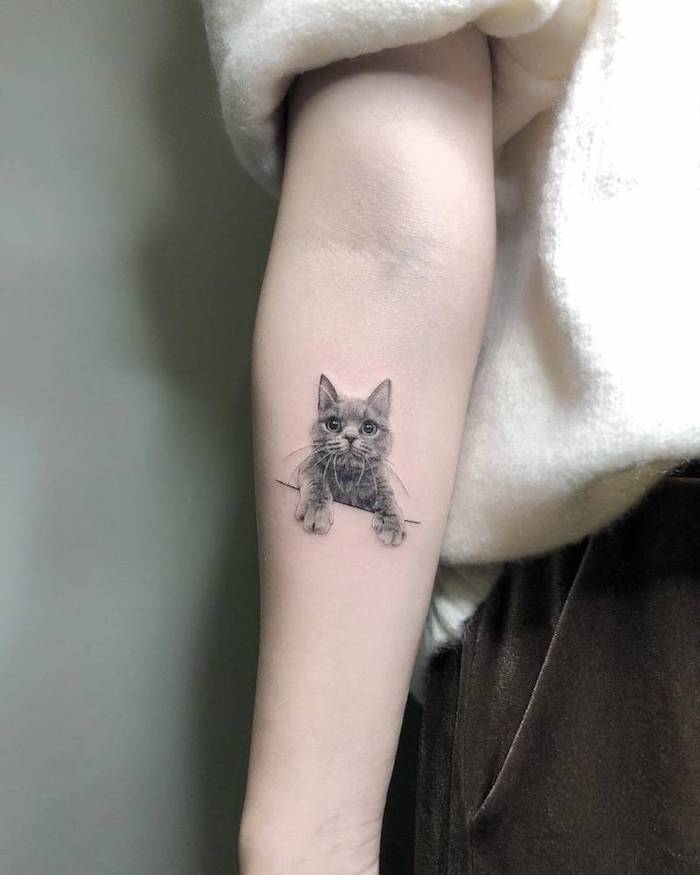 Unterarm Tattoo Idee, süßes Katzen Tattoo, Arm Tattoo Motive für Frauen 