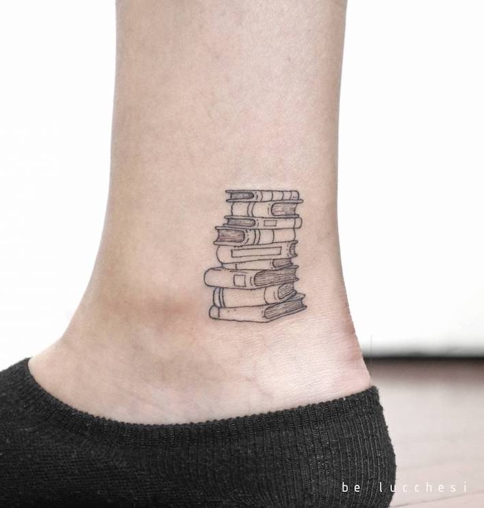 Kleines schwarzes Tattoo am Knöchel, viele Bücher aufeinander, Fuß Tattoo Ideen für Frauen 