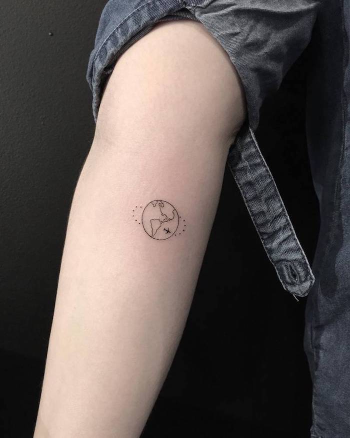Kleines Tattoo am Unterarm, die Erdkugel und kleines Flugzeug, Mini Tattoo Ideen 