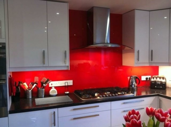 kleine-tolle-küche-in-weiß-und-rot-wandfarben-vorschläge