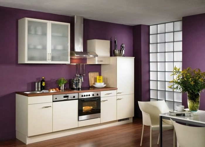lila-grelle-wandfarben-in-einer-küche-mit-weißen-möbeln