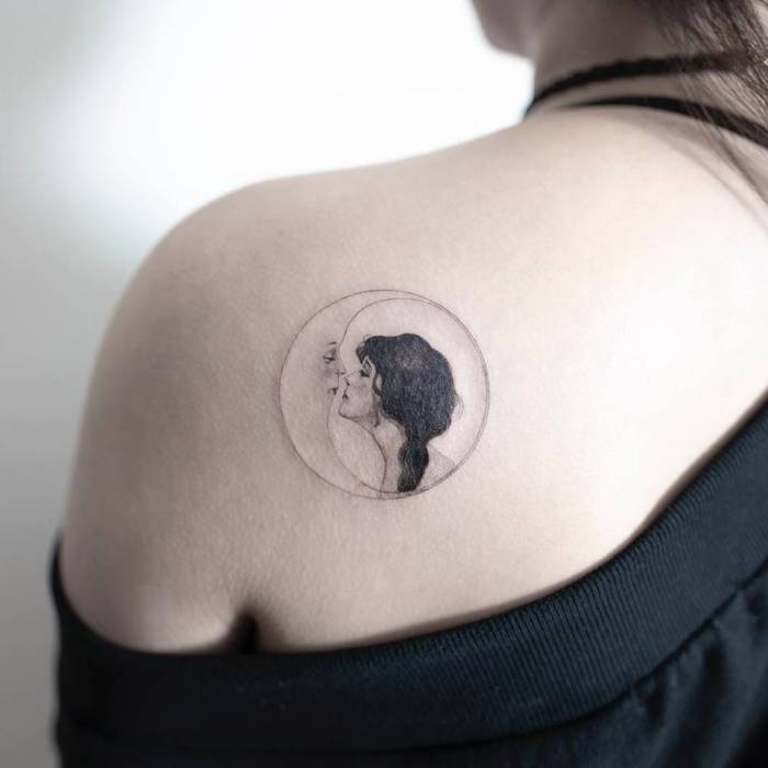 Schönes Tattoo am Rücken, Frau und Mond gegeneinander, Tattoos mit Bedeutung 