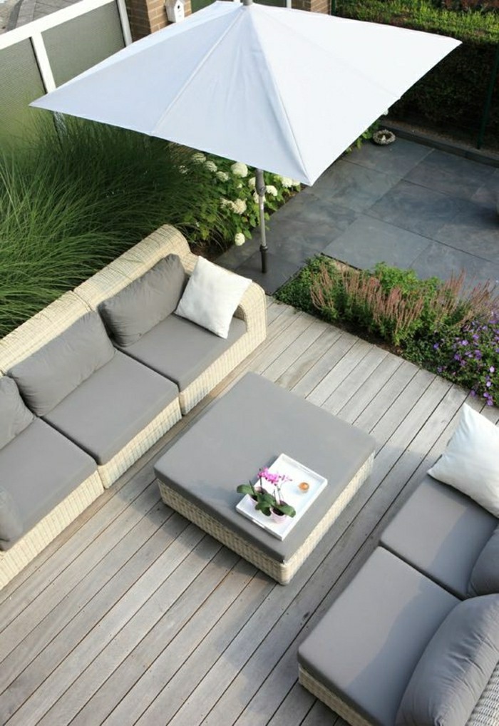 moderne-gartengestaltung-mit-sonnenschirm-bequeme-lounge-möbel