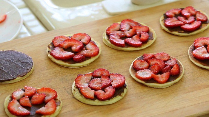 pfannkuchen-mit-schokolade-und-erdbeeren