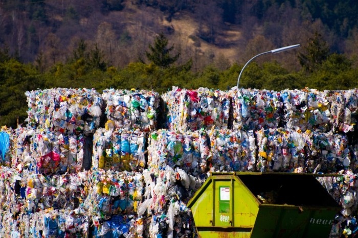 plastik-recycling-mülldeponie-mit-plastik