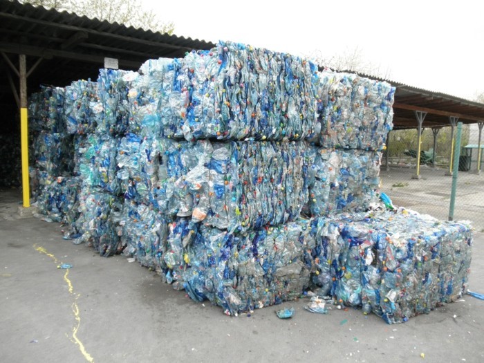 plastik-recycling-mülldeponie-mit-plastikabfälle