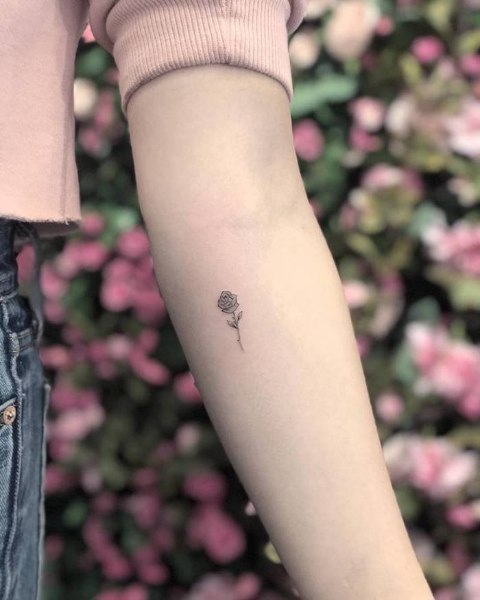 Mini Tattoo Ideen zum Inspirieren, kleine Rose am Unterarm, Blumen Tattoos Ideen 