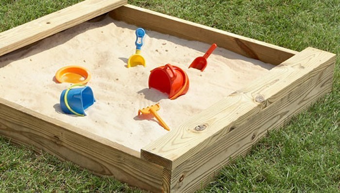 sandkasten-selber-bauen-Spielzeuge-im-Sandkasten