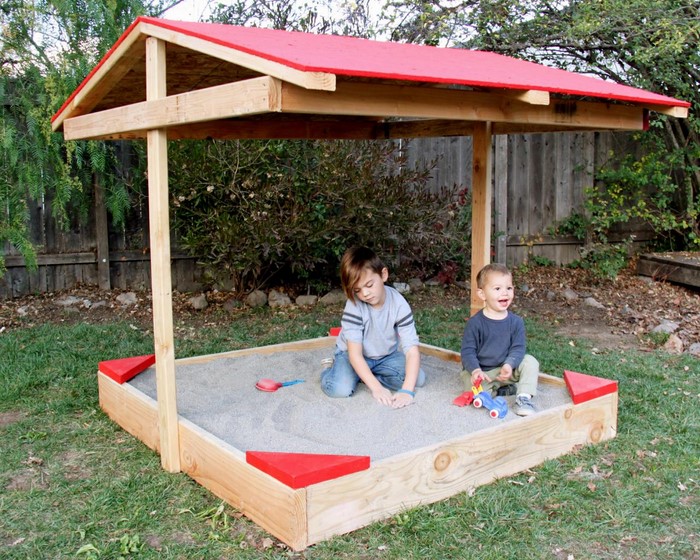 sandkasten-selber-bauen-ein-Sankasten-mit-Dach-und-Kinder