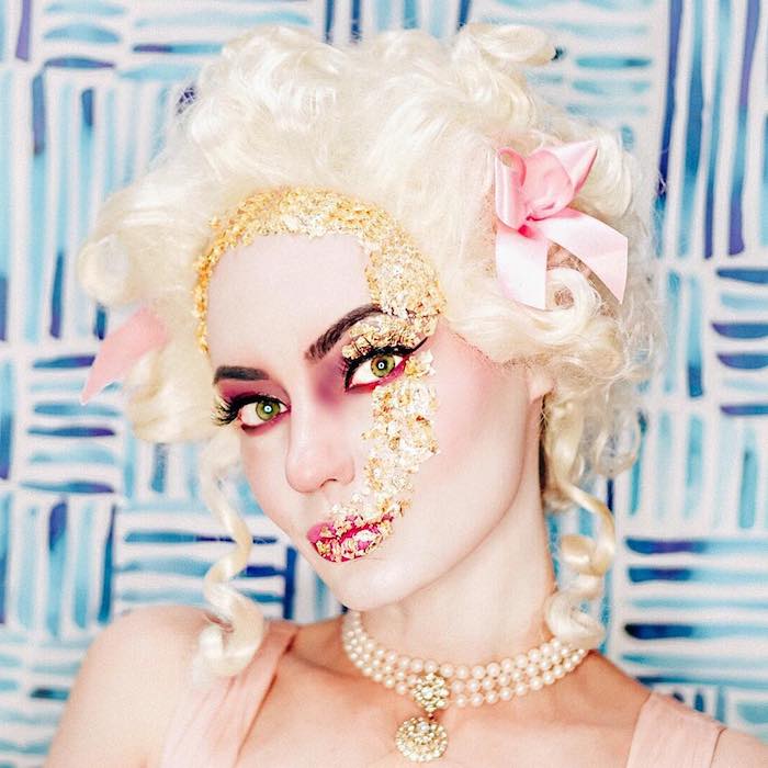 Marie Antoinette Make up für Halloween, roter Lidschatten und Lippenstift, weiße Perücke, goldene Pailletten 