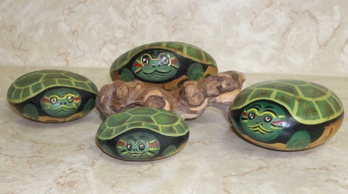 steine-bemalen-kleine-schildkröten-auf-steine-malen