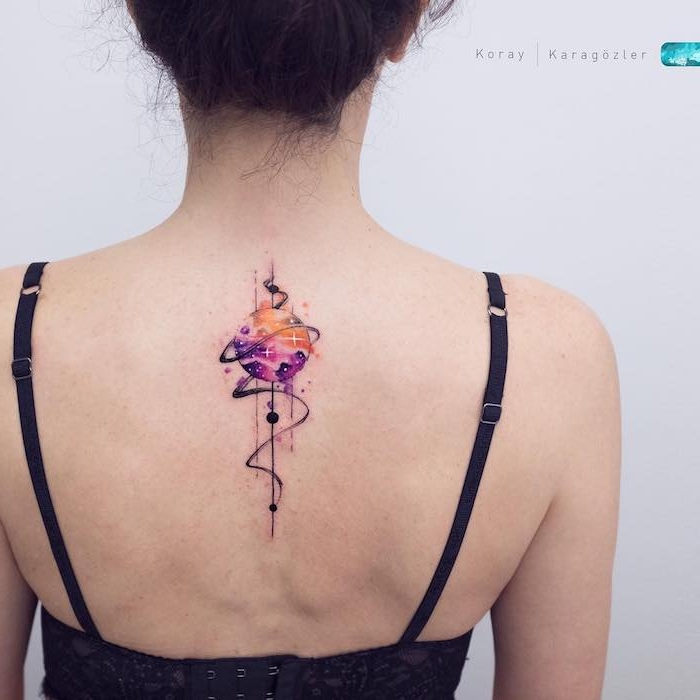 Farbiges Tattoo am Rücken, Planet Tattoo Saturn, Frauen Tattoo Ideen, Rücken Tattoos 