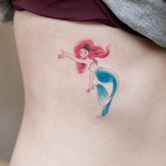 Disney Tattoo, sich Arielle die Meerjungfrau tätowieren lassen, farbiges Tattoo unter der Brust 