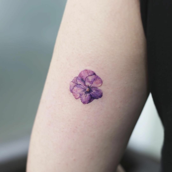Kleines farbiges Tattoo am Oberarm, Blumen Tattoos Ideen, Stiefmütterchen Tattoo lila
