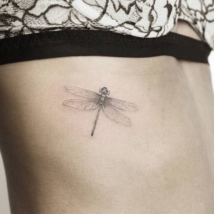 Seepferdchen Tattoo unter der Brust, kleines schwarzes Tattoo, coole Tattoo Motive für Frauen 
