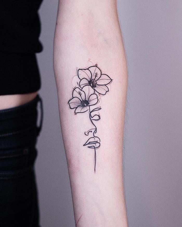 Schönes Tattoo Motiv am Unterarm, Frauengesicht und zwei Blumen, Arm Tattoos für Frauen 