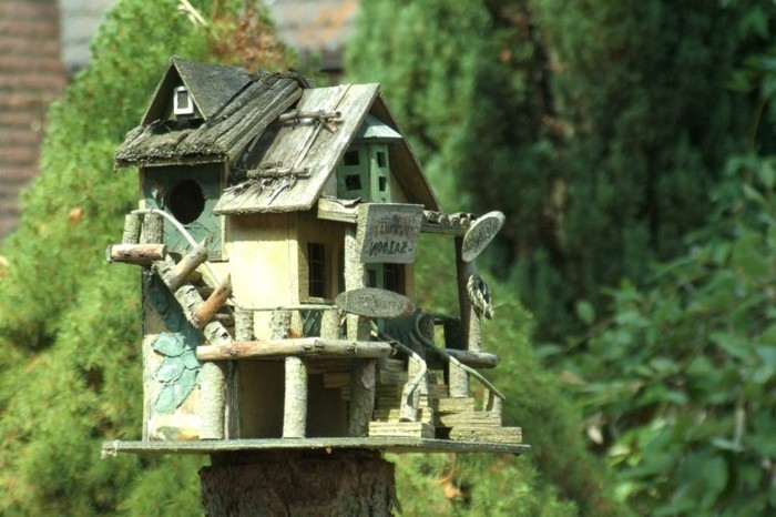 vogelfutterhaus-selber-bauen-bauen-ein-gemütlich-aussehendes-vogelfutterhaus-selber-bauen