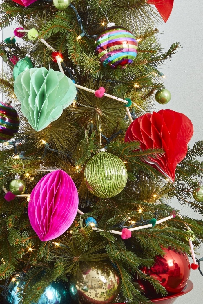 weihnachtsbaateln mit papier, weihnachtsbaum schmücken, weihanchtsschmuck aus wabenbällchen 