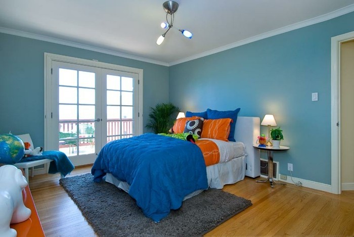 wände-verzieren-blaue-wandfarbe-im-gemütlichen-schlafzimmer