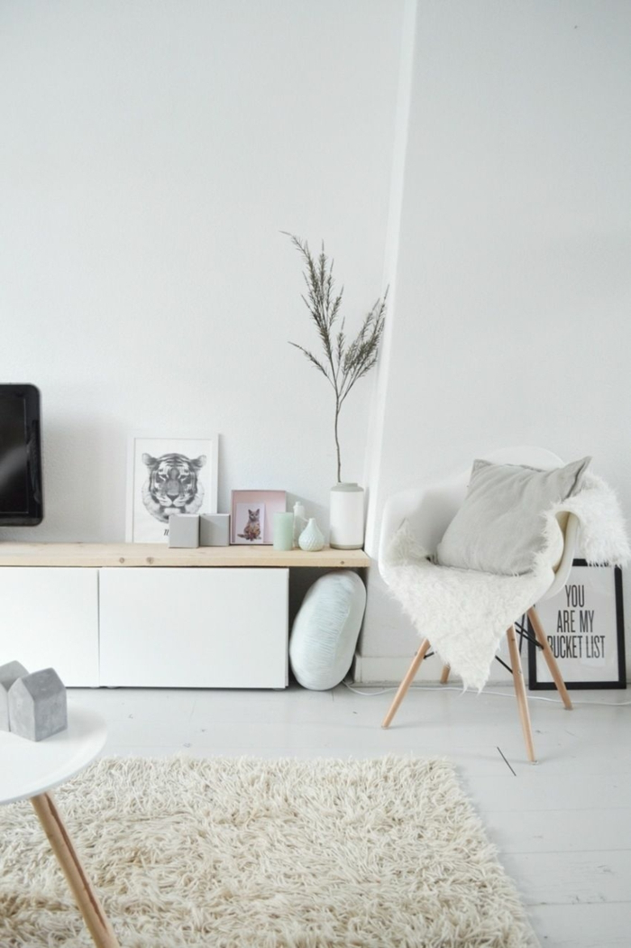 Wohnzimmer einrichten modern, minimalistischer Stil der Einrichtung, simple Gestaltung, flaumiger Teppich
