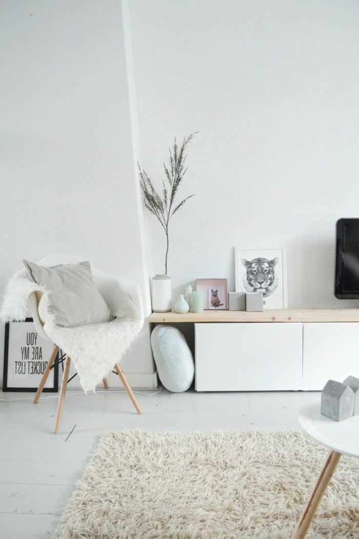 Wohnzimmer einrichten modern, minimalistischer Stil der Einrichtung, simple Gestaltung, flaumiger Teppich