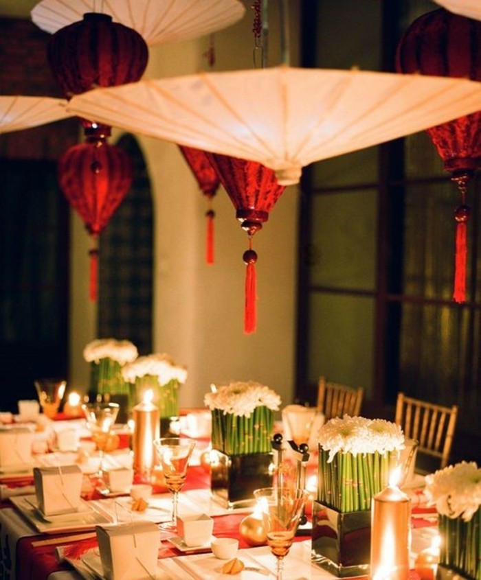 Asiatische-Tischdeko-mit-hängenden-Laternen