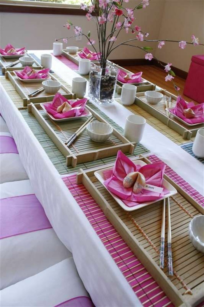 Asiatische-Tischdeko-mit-kleinen-Essstäbchen