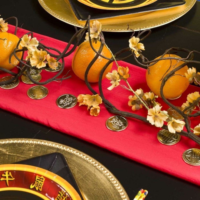 Asiatische-Tischdekoration-mit-chinesischen-Münzen