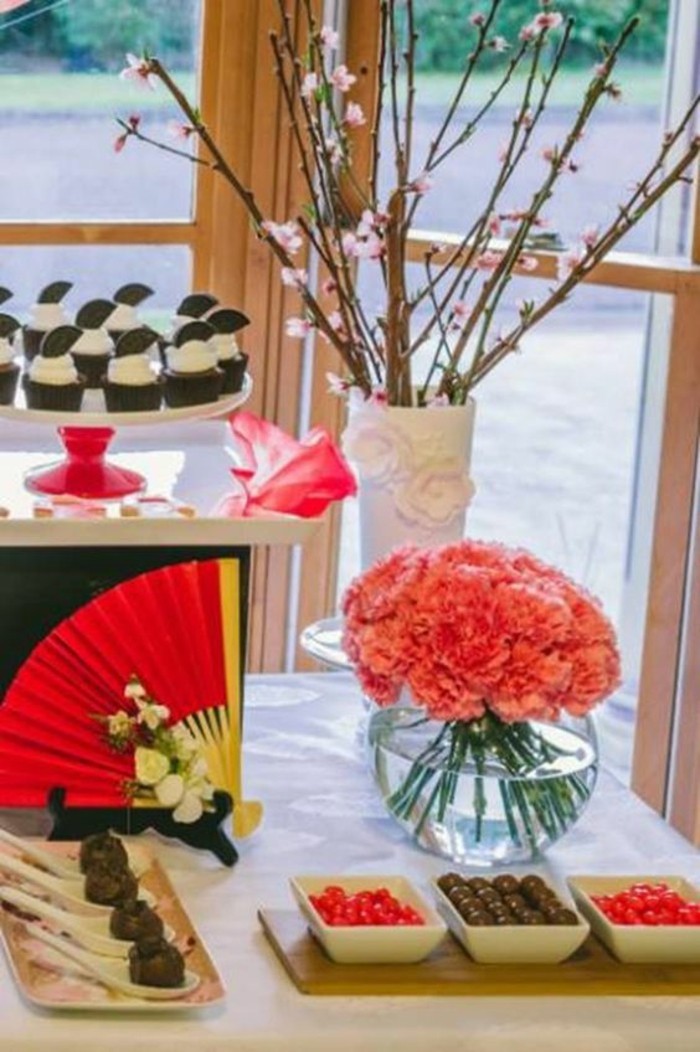 Asiatische-Tischdekoration-mit-japanischer-Kirschblüte