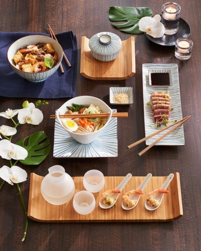 Asiatische-Tischdekoration-und-asiatischen-Speisen