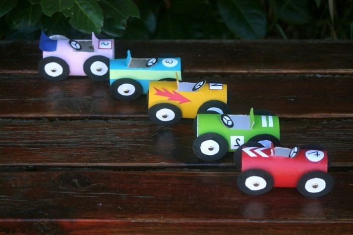 Einfache-Bastelideen-Spielautos-in-verschiedener-Farbe