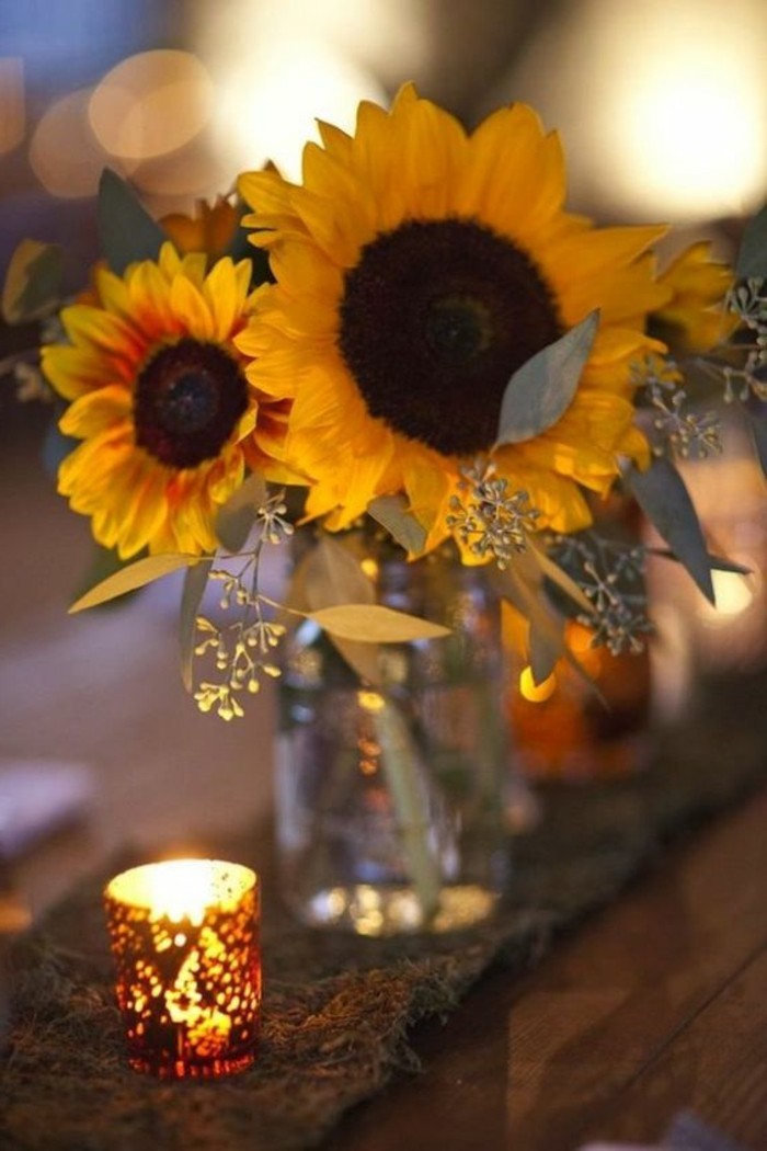 Einfache-Tischdeko-Sonnenblumen-und-Kerze