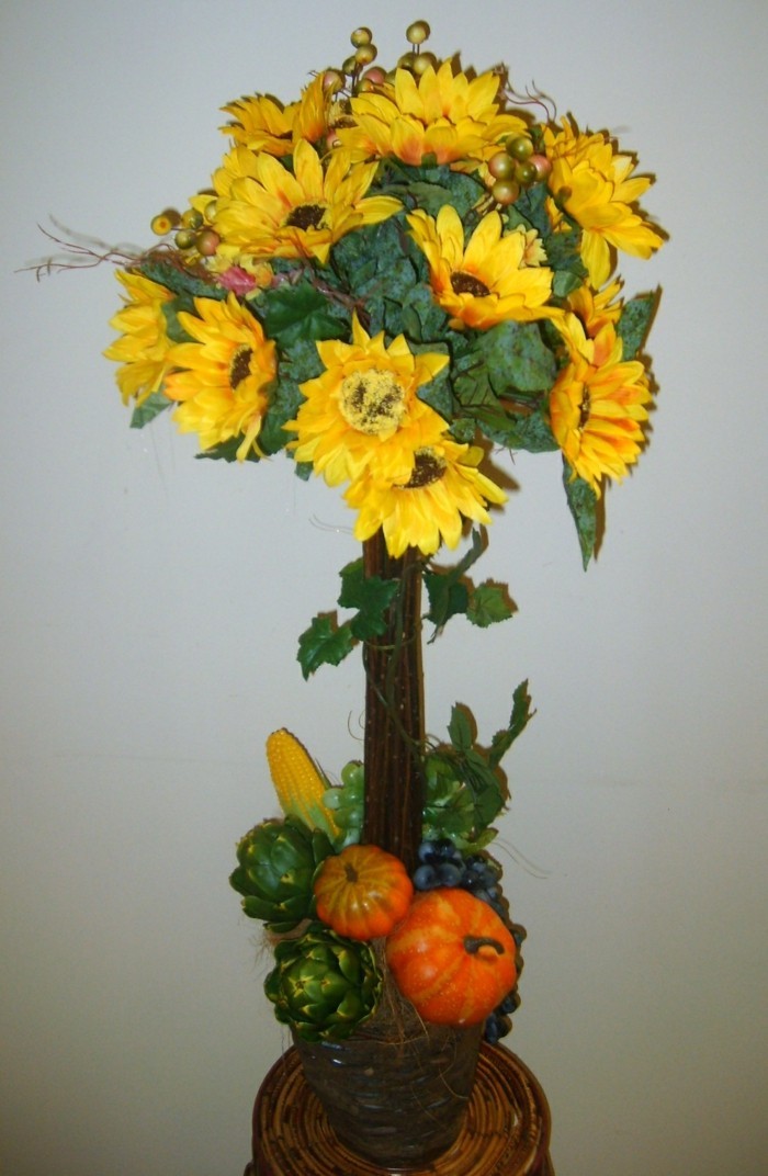 Einfache-Tischdeko-mit-Sonnenblumen-und-künstliche-Früchte