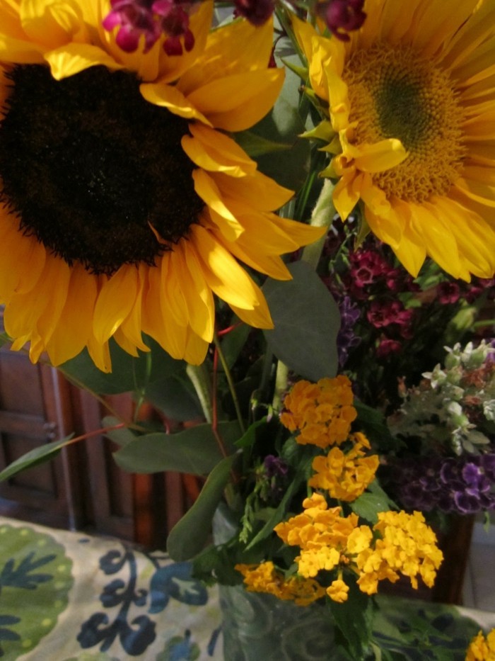 Einfache-Tischdeko-reife-und-ureife-Sonnenblumen