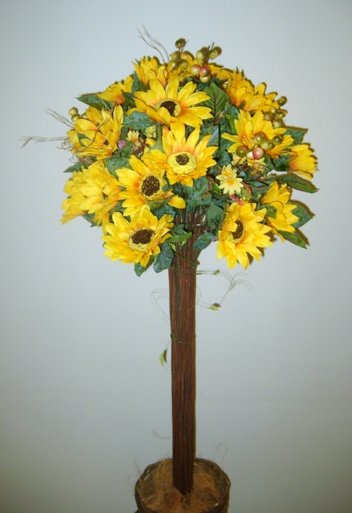 Einfache-Tischdeko-wie-Baum-aus-Sonnenblumen