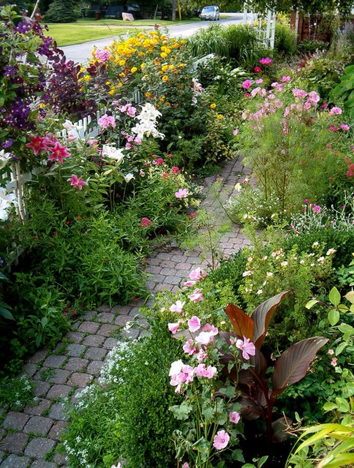 Gartenwege-gestalten-Eine-auffällige-Gestaltung