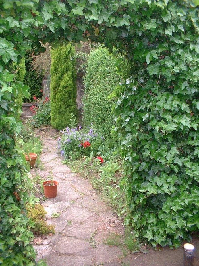 Gartenwege-gestalten-Eine-moderne-Ausstattung