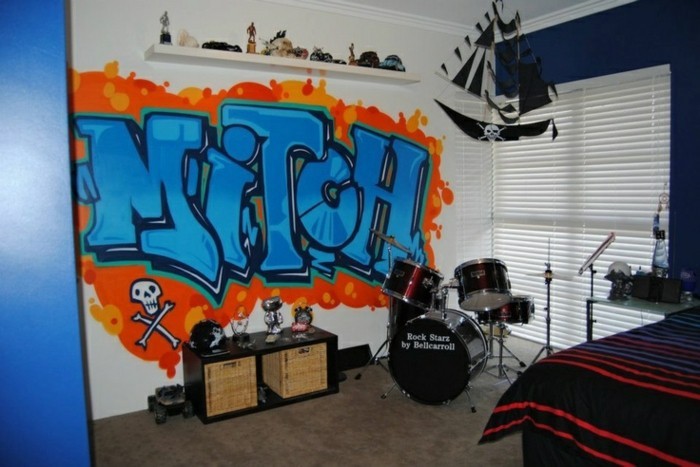 Graffiti-im-Zimmer-blaue-Buchstaben