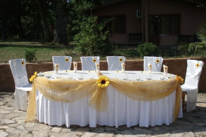 Hochzeitsdeko-mit-Sonnenblumen-delikater-Schmuck
