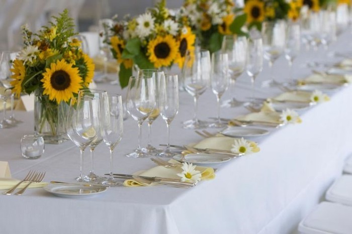 Hochzeitsdeko-mit-Sonnenblumen-ganz-elegant