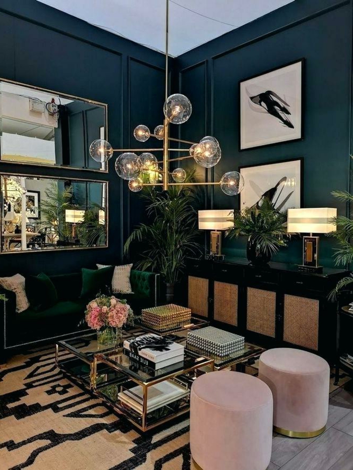 Wohnzimmer einrichten Beispiele, zwei pinke Schemel, großer Spiegel, Wand in blau, Pflanzen