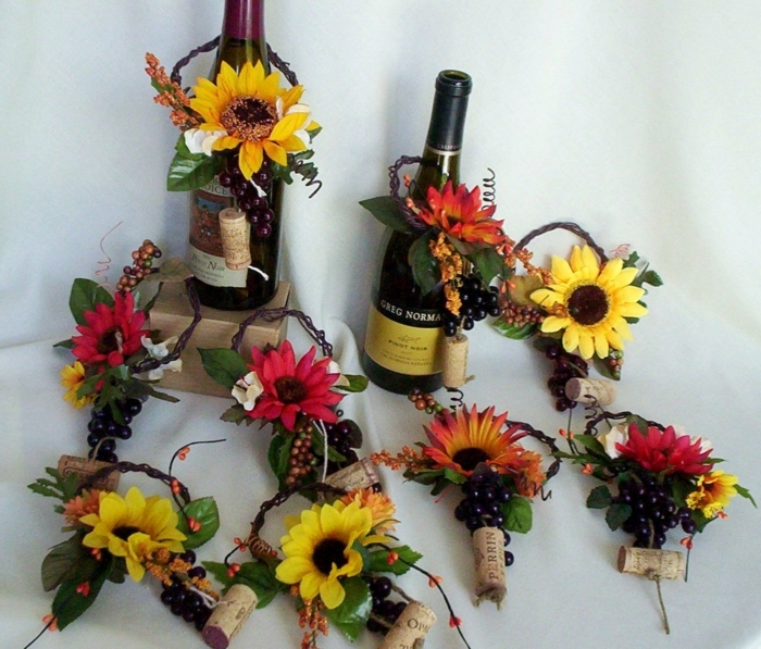 Künstliche-Sonnenblumen-und-Flaschen-Wein