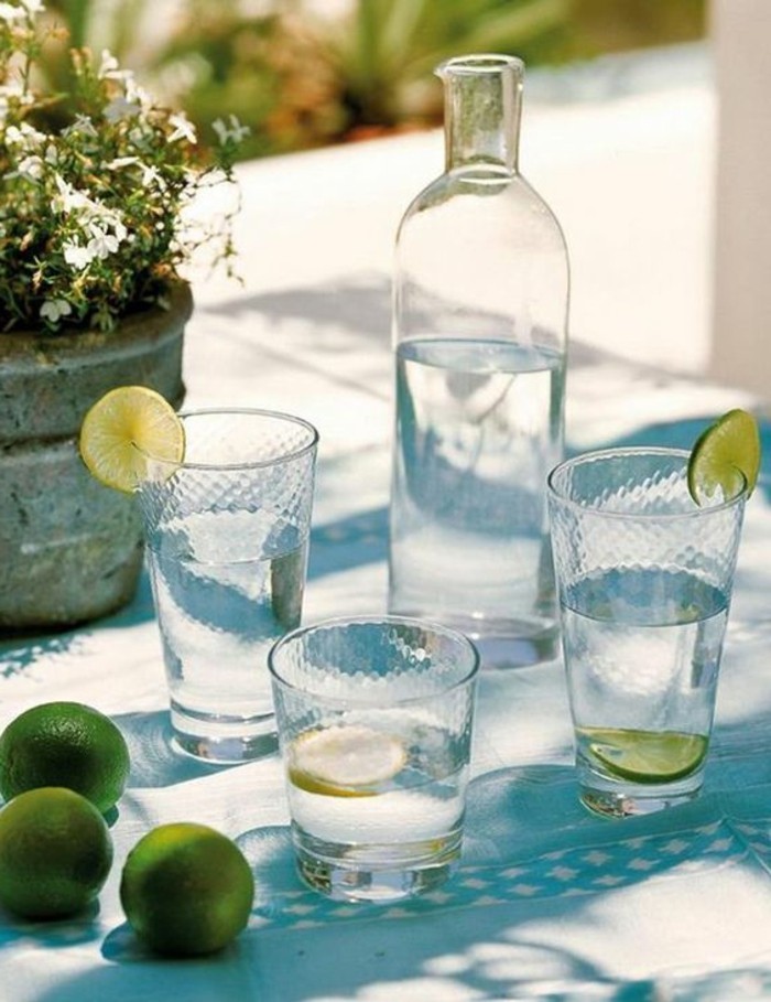 Mediterrane-Deko-Ideen-Wasser-und-alkoholische-Getränke