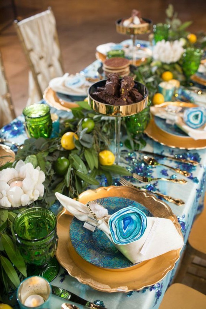 Mediterrane-Tischdeko-in-blauer-und-gelber-Farbe