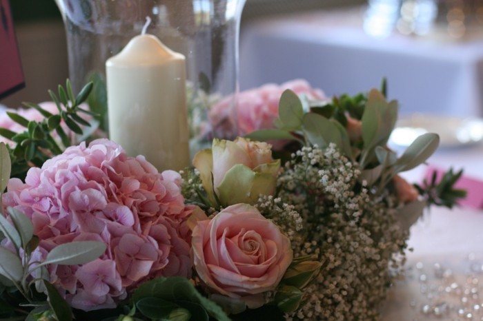 Romantische-Deko-mit-Kerzen-und-Blumen