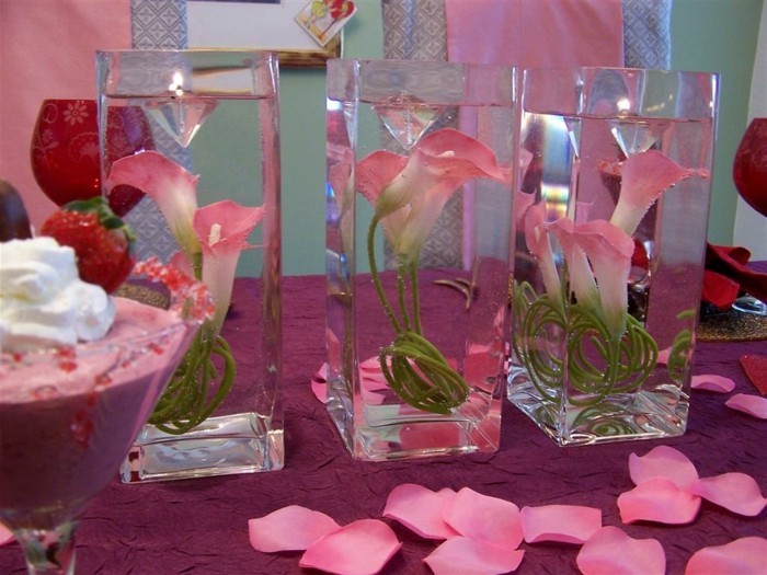 Romantische-Tischdeko-Blumen-in-Gläser