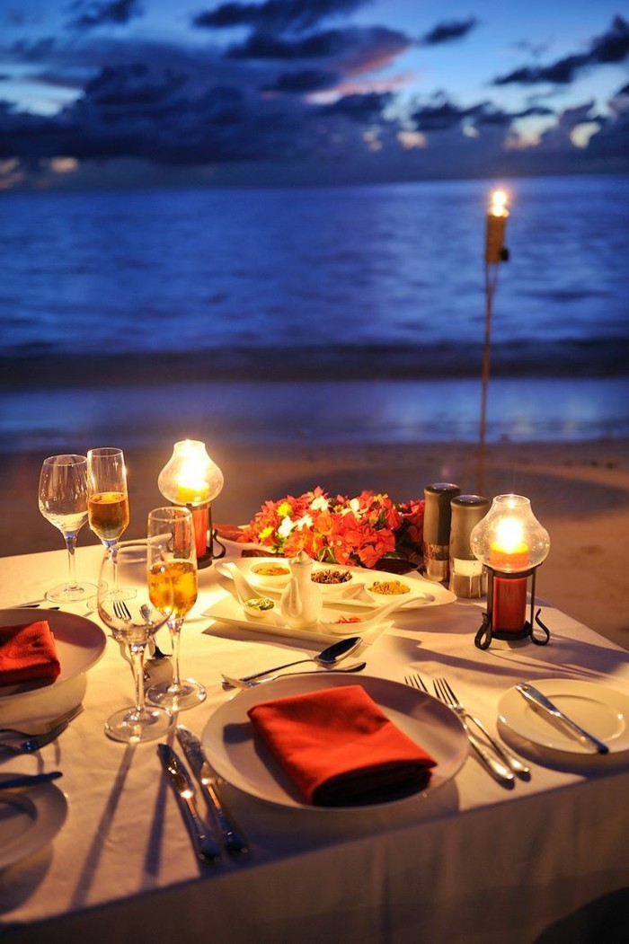 Romantische-Tischdeko-an-der-Meerküste