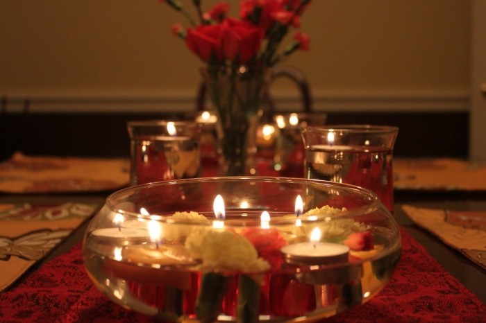Romantische-Tischdeko-mit-Kerzen-in-Wasser