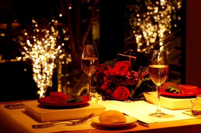 Romantische-Tischdeko-mit-glätzenden-Elementen